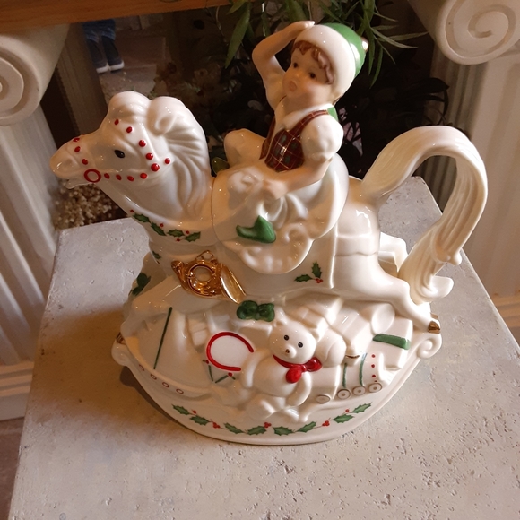 LENOX, SANTA'S HOLIDAY TOY SHOP, Tea Pot - Picture 1 of 9
